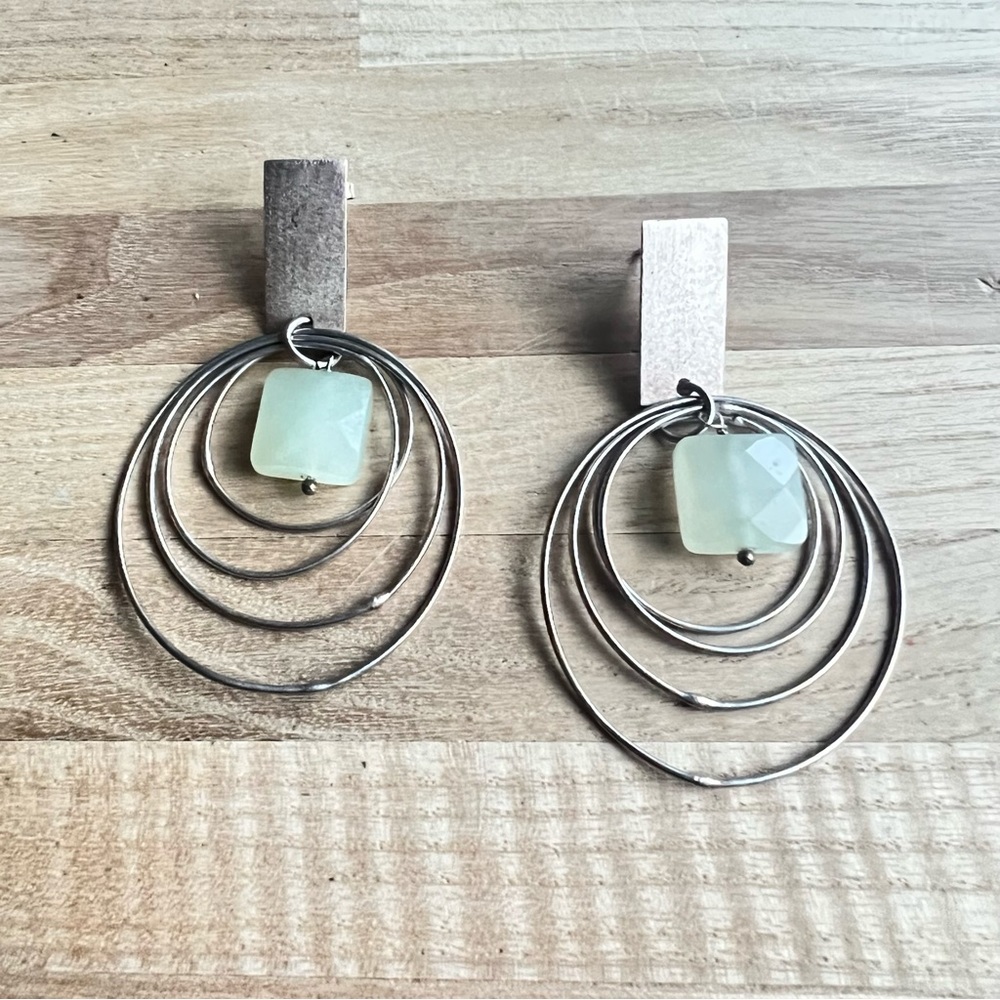 Artisan silver concentric circle dangle earrings with square green stone - Picture 3 of 12